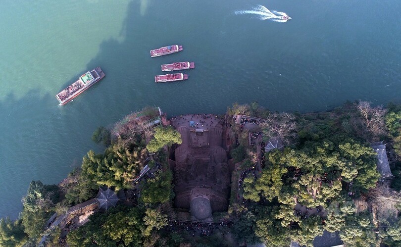 立すいの余地無し？大仏を囲む人・人・人… 四川省楽山