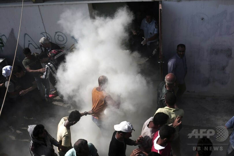 警官が殺到する移民を殴打する騒ぎ、ギリシャのコス島