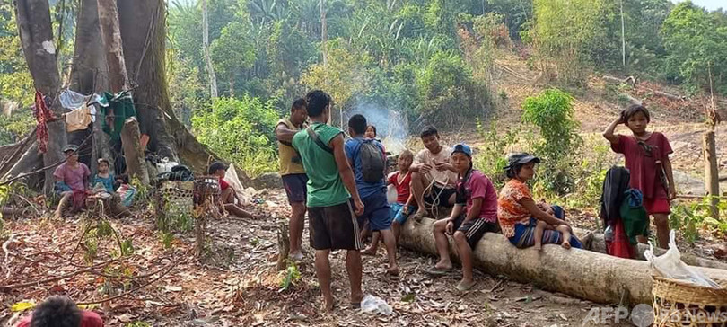 即死の父の膝の上…奇跡的に生き延びた幼子 ミャンマー東部国軍空爆