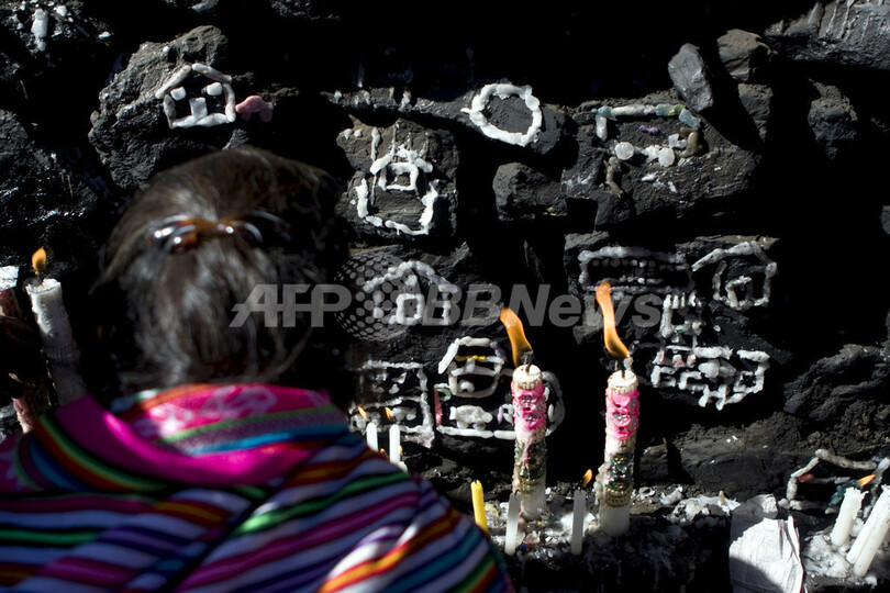 ペルー山岳の星と雪の祭り、色あでやかな民族衣装で祝う