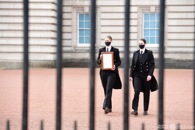 半旗に花束 英国民、フィリップ殿下を追悼
