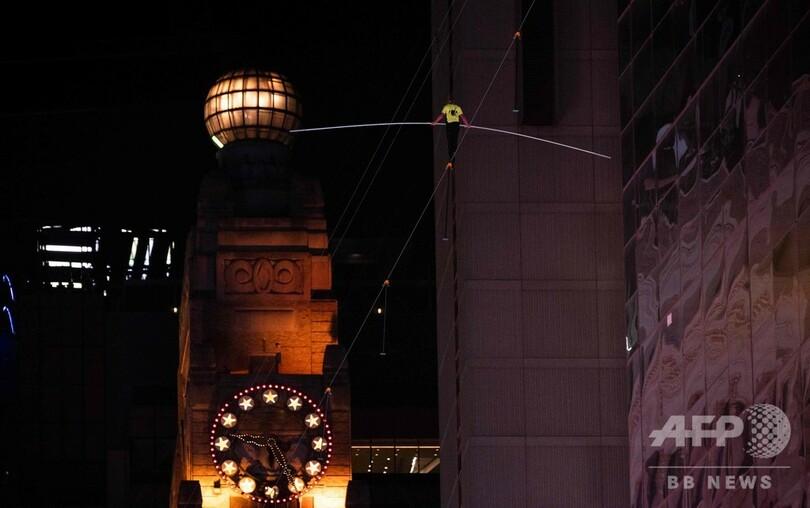 米NYで36分間の空中散歩に成功！ 綱渡り名人ワレンダ姉弟