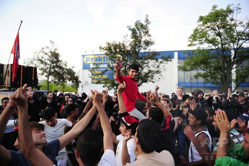 「難民を歓迎」、受け入れ反対に対抗デモ 独ドレスデン