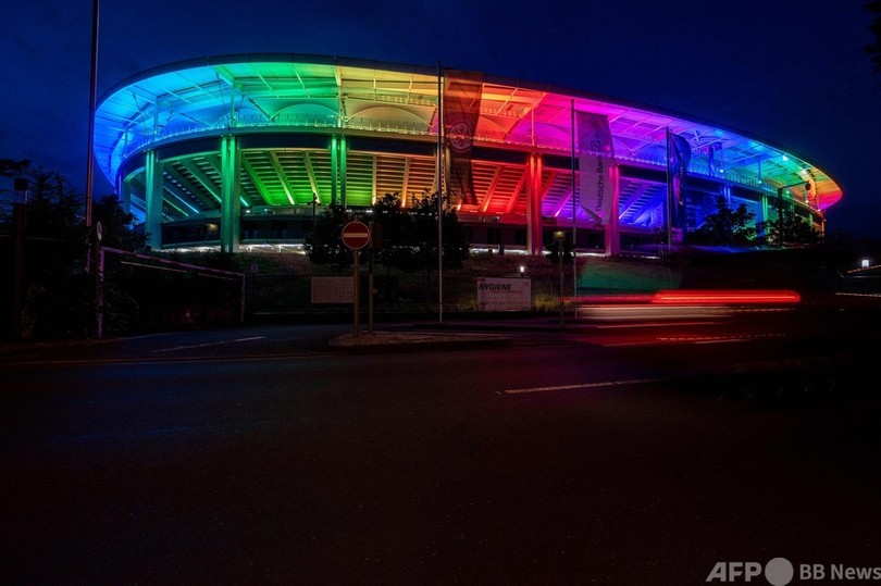  ハンガリー、反LGBTQ法でEUと対立 独各地で虹色ライトアップ