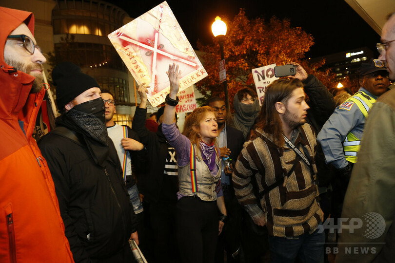 「トランプ万歳！」にナチス式敬礼… 米極右団体の会合が物議