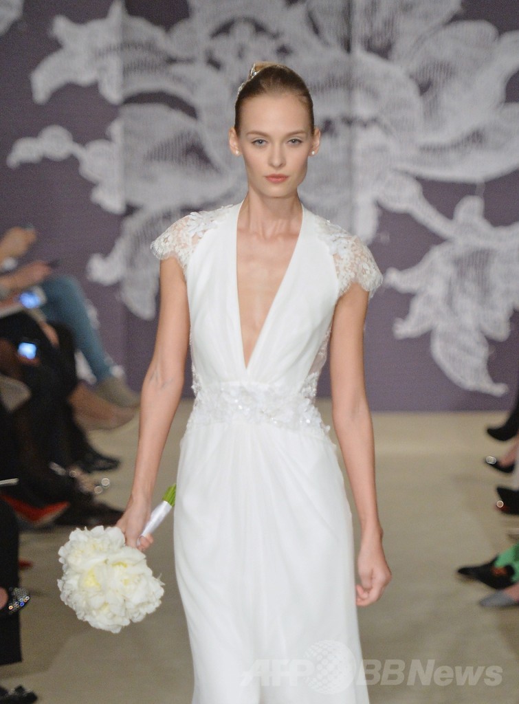 ＜15年春夏ブライダル・コレクション＞キャロリーナ ヘレラ