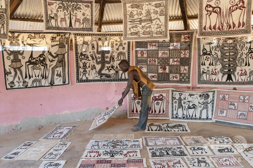 ピカソ訪問の伝説を語るアフリカの村人たち、コートジボワール