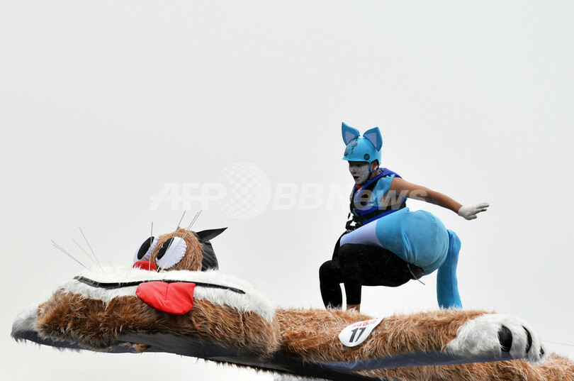 アイデア勝負！？自作人力飛行機の大会、ウクライナ