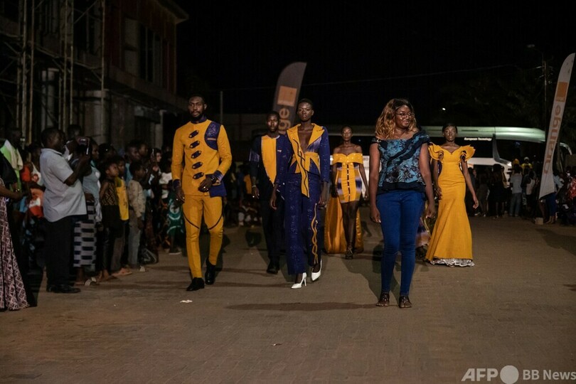 街中でストリートファッションショー ブルキナファソ