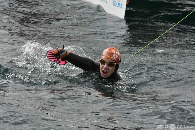 四肢切断のパラ競泳選手、世界最標高の湖縦断に挑戦