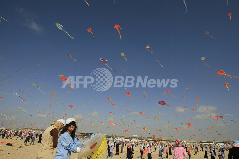 7200人「一斉たこ揚げ」でギネスに挑戦、ガザ地区の子どもたち