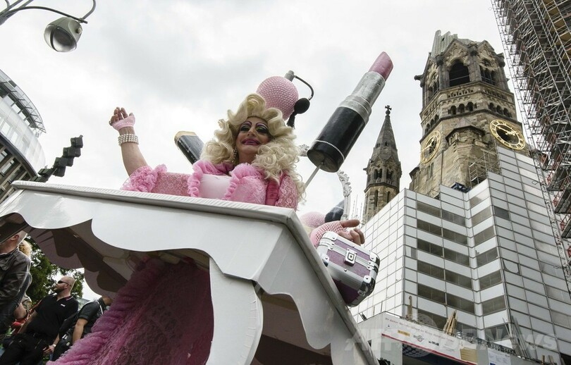 ベルリンで恒例のゲイパレード、差別撤廃と受容求める