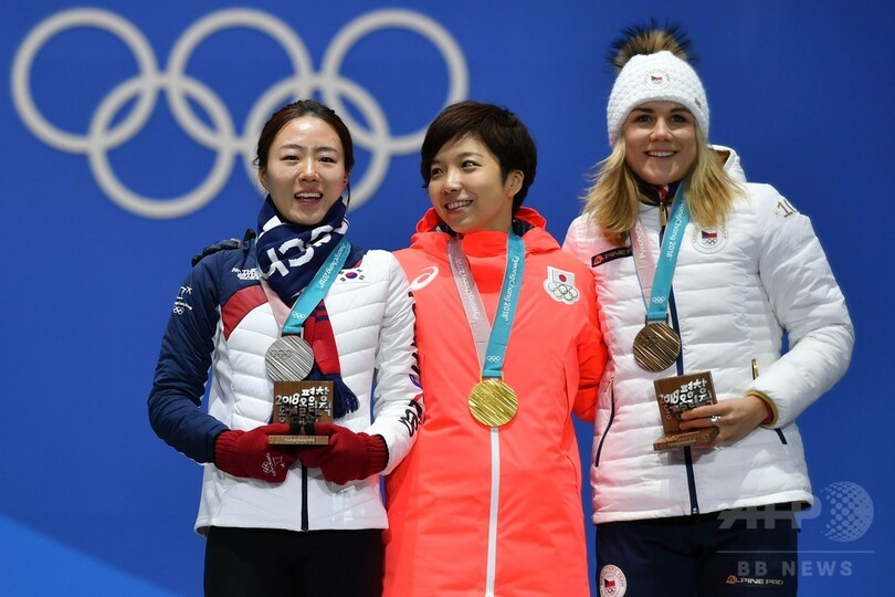 金メダルを授与された小平、スピードスケート女子500m