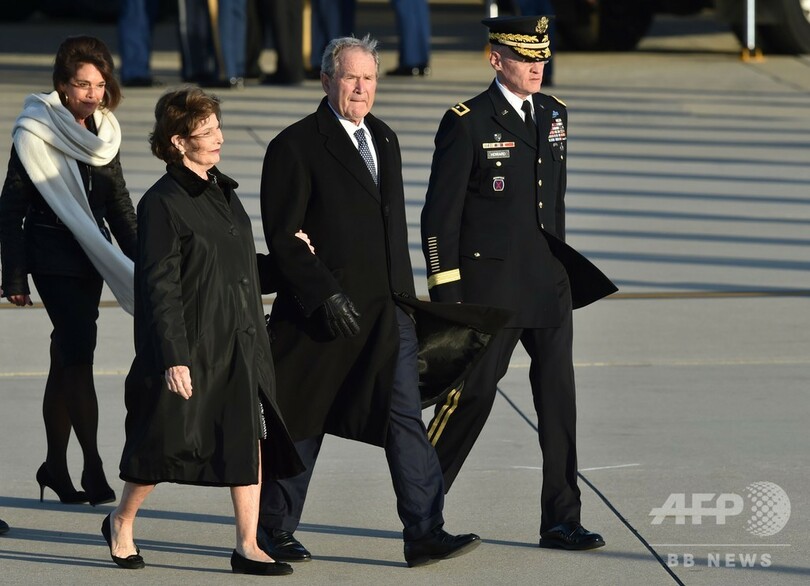 故ブッシュ大統領の介助犬、ひつぎの付き添い「任務完了」