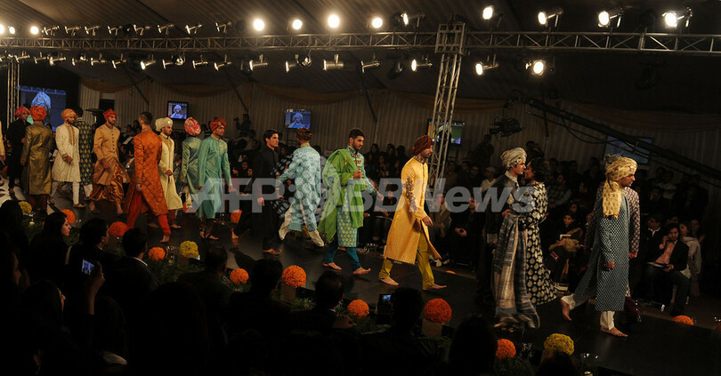 パキスタンでブライダルドレスのファッションショー開催