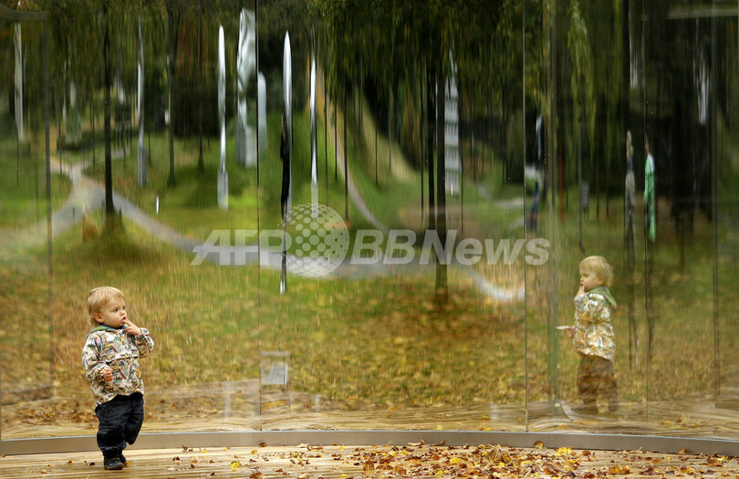 台所用品でできた巨大ドクロ、ロンドンの公園に現る