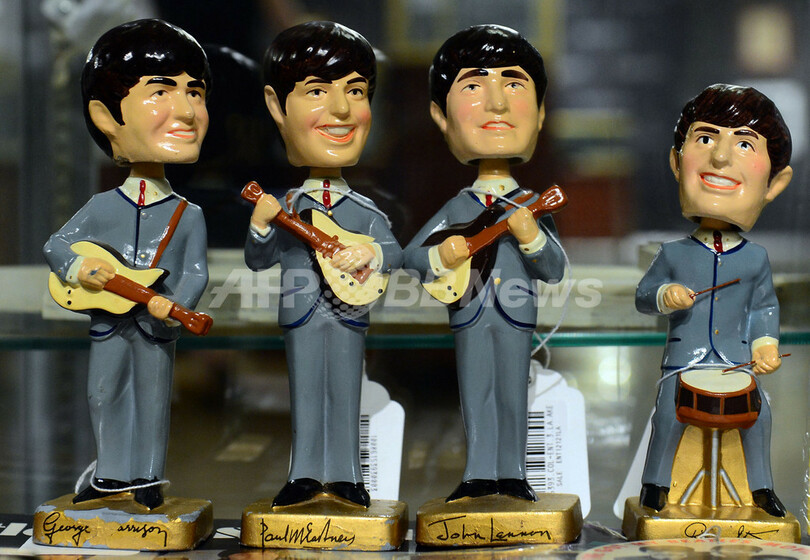 チャップリンの帽子とステッキが競売に、レノンとヨーコのヌード画なども