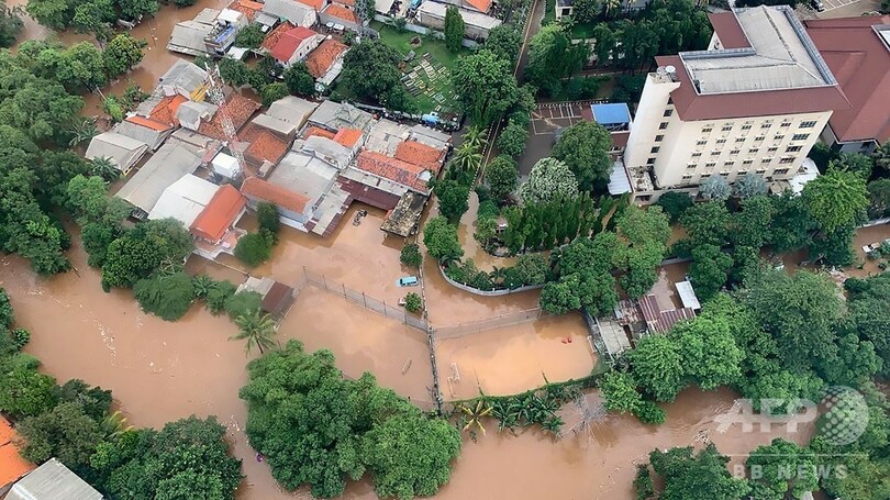 新年の洪水で9人死亡 インドネシア首都
