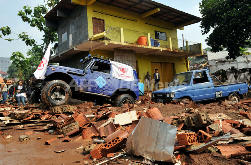 インドネシアのダム決壊、死者77人に 100人が行方不明