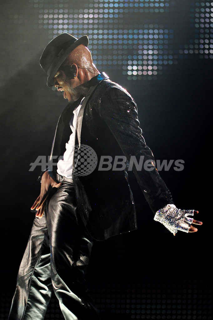 マイケルの子どもたちも登場、英国で4万人の追悼コンサート