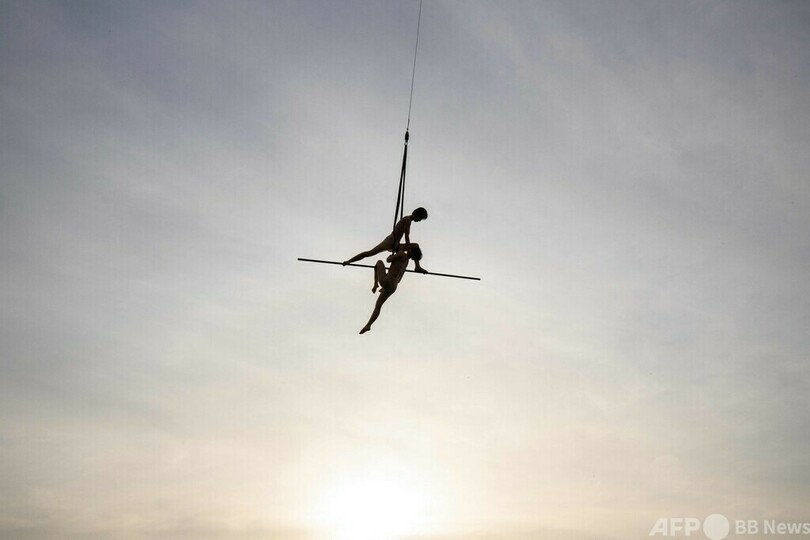 【今日の1枚】宙に浮かぶシルエット ソウルでサーカスフェス