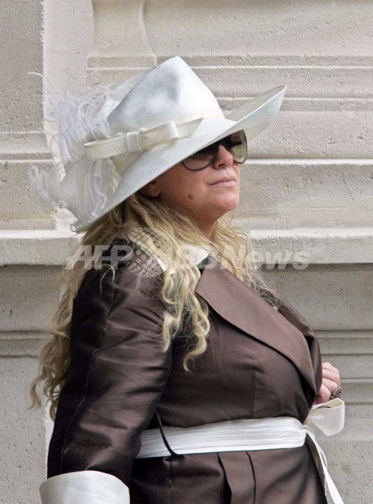 トニー・パーカーとエヴァ・ロンゴリア、民事婚のため役所を訪れる