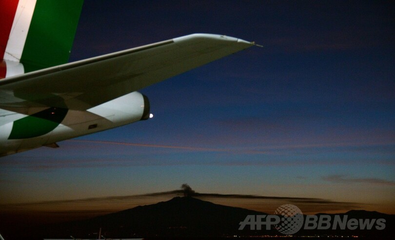 エトナ山の噴煙、上空にたなびく イタリア