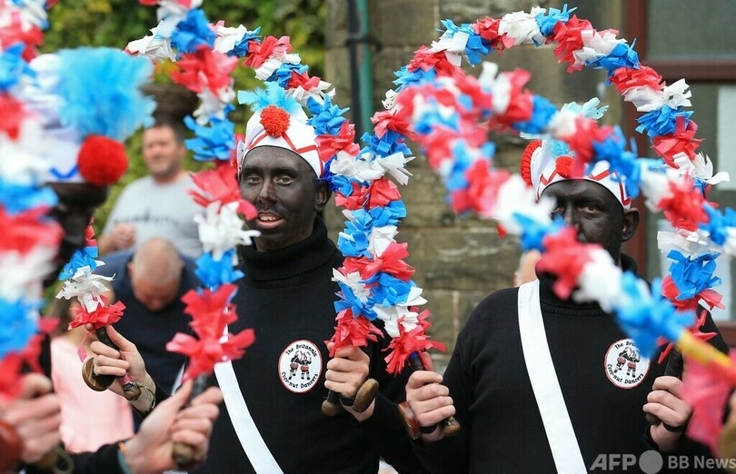 メーデー祝う顔「黒塗り」舞踊 英イングランド