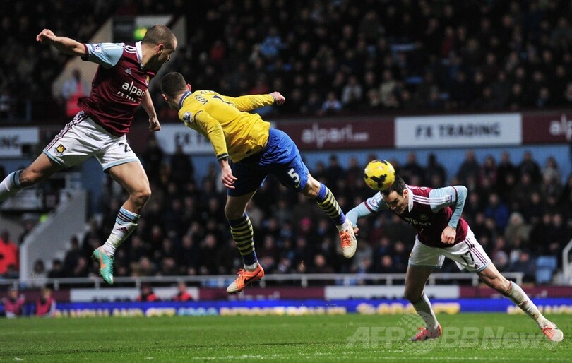 アーセナルが逆転勝利、再び首位に