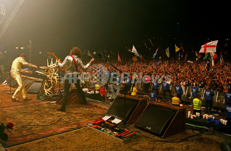 「グラストンベリー・フェスティバル」 泥にまみれて楽しむ観客