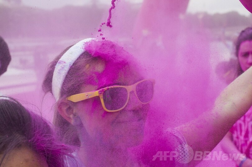 順位も賞金もなし、あるのは色粉だけ 仏で「カラー・ラン」