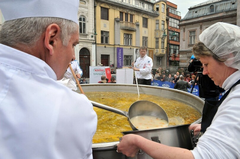 世界で一番大きなシチュー認定なるか、ボスニア