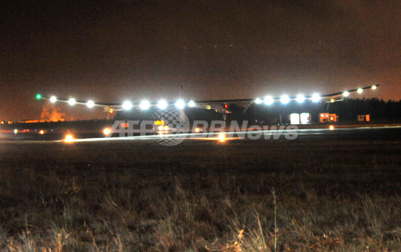 スイスのソーラー飛行機、初の大陸間飛行を達成