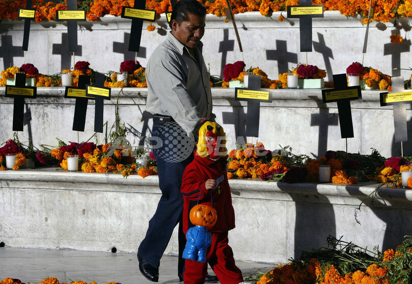 死者の霊を慰めるカトリックの万霊節、メキシコ市