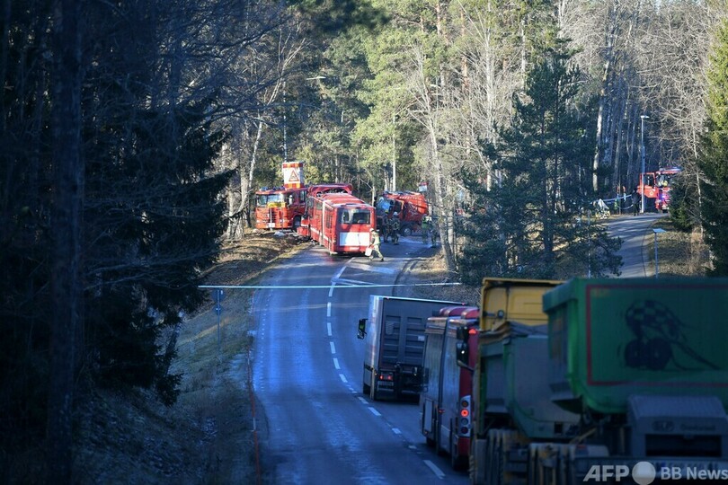 バスとレッカー車衝突、20人負傷 スウェーデン