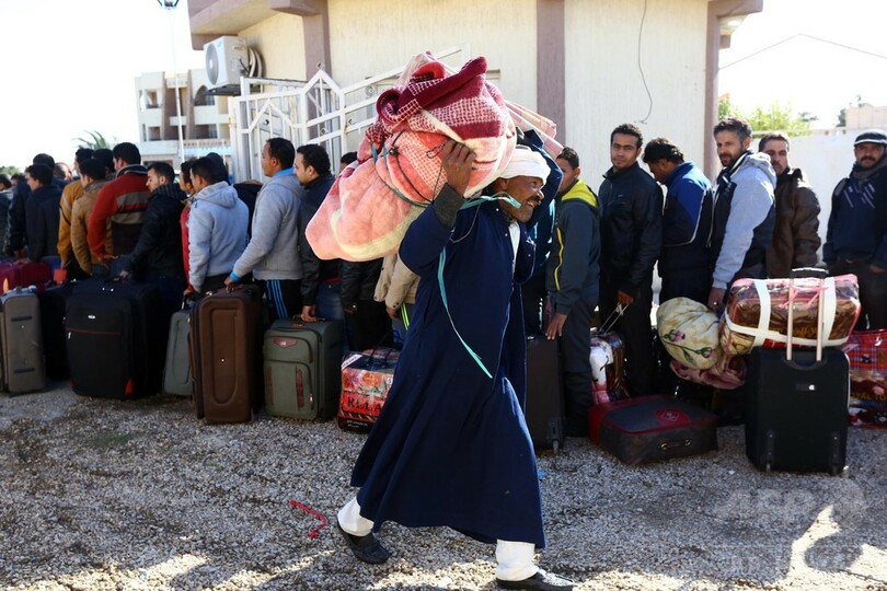 エジプト人1万5000人がリビア脱出、IS斬首映像うけ