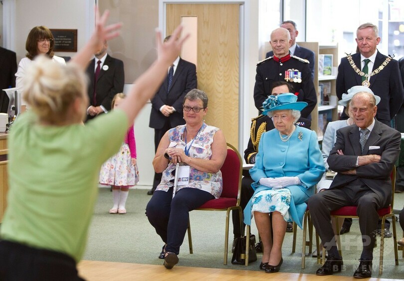 英フィリップ殿下、女性団体に「誰のすねかじり？」