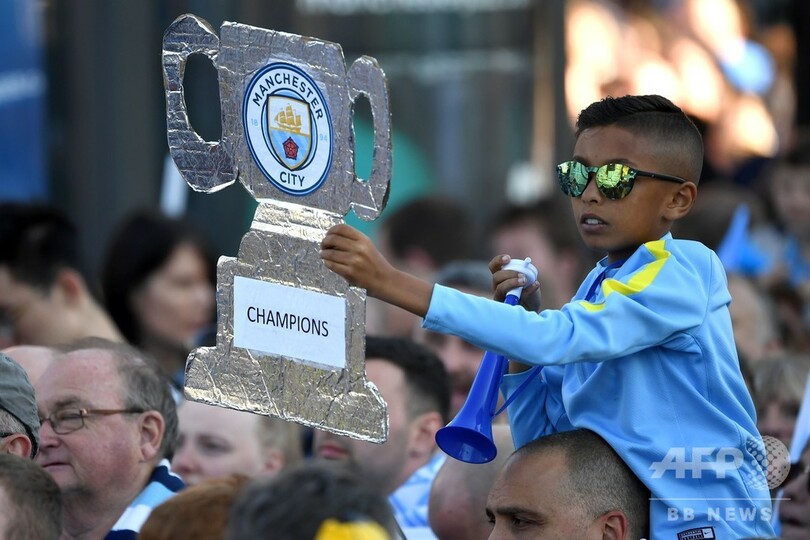 シティが3冠祝賀パレード、ファン10万人が沿道に集まる