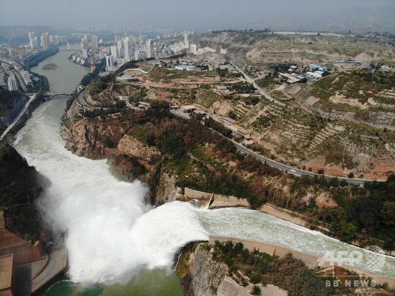 甘粛・劉家峡ダムで放水 黄河上流の降雨受け