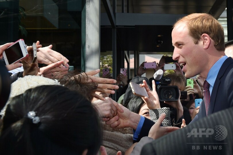 ウィリアム王子、NHKでかぶとを試着 福島の屋内運動施設も訪問