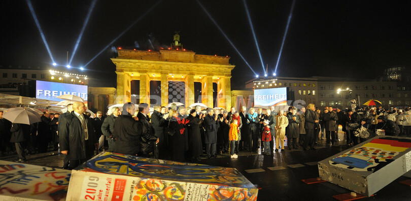 「ベルリンの壁」崩壊20年を祝う巨大ドミノ倒し