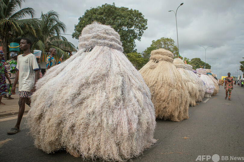 【今日の1枚】伝統仮面で行進、ブードゥーの「ザンベト様」 ベナン
