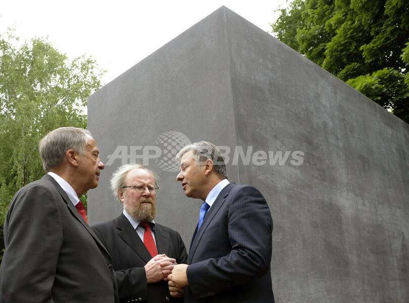 ナチスに迫害された同性愛者の慰霊碑、ベルリンで公開