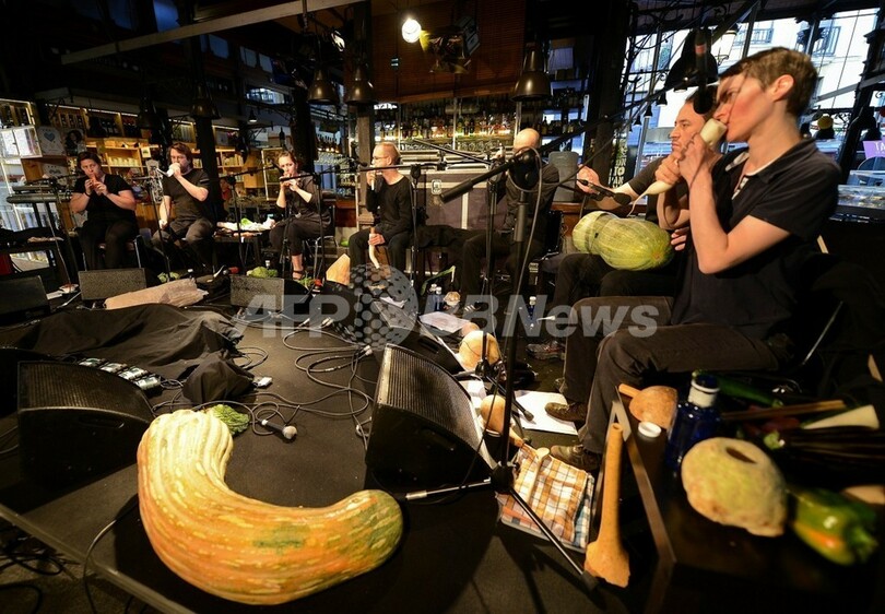 市場の野菜が楽器に変身、ウィーンの楽団が演奏 スペイン