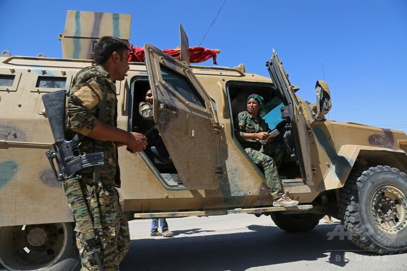 シリア民主軍、ラッカでISと激しい戦闘 空爆で民間人17人死亡