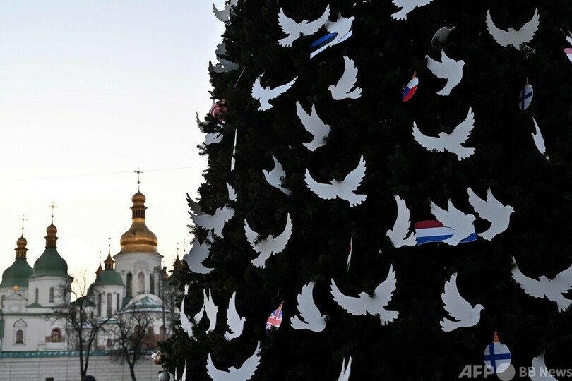 キーウでツリー点灯 「子どもからクリスマス奪わせない」