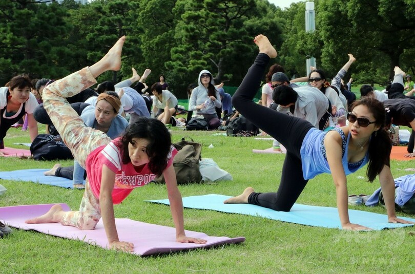 野外でのびのびリラックス、「ヨガフェスタ横浜2015」開幕