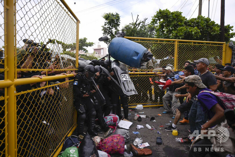 メキシコ・グアテマラ国境で移民と警察が衝突、エルサルバドルでもキャラバン結成