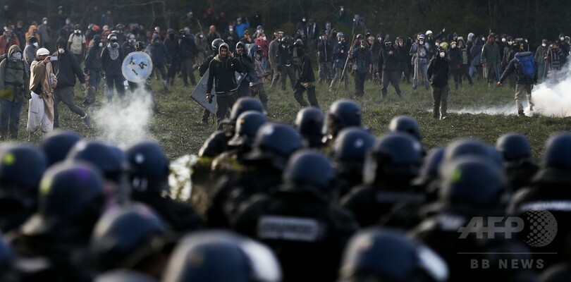 反資本主義者ら約300人、キャンプ閉鎖で警察と衝突 仏西部