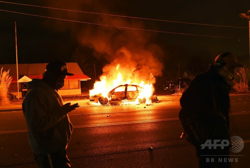 米警察、白人警官不起訴に抗議のデモ隊に催涙ガス使用